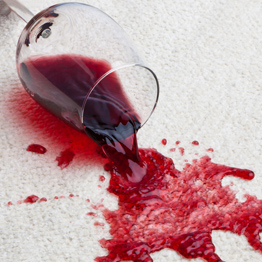 Weinflecke auf Teppich